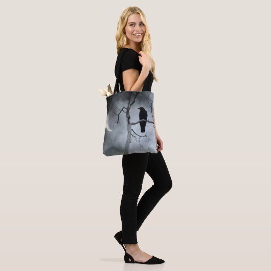 Tote Bag Night Crow (Sur le modèle)