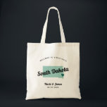Tote Bag N'Importe Quel Mariage Color South Dakota Map,<br><div class="desc">Sac cadeau de bienvenue mariage week-end pour les invités hors de la ville à votre mariage, avec l'image du Dakota du Sud. Vous pouvez modifier les couleurs pour n'importe quelle partie de ce design, ainsi que déplacer le coeur à l'emplacement de votre mariage. Pour modifier les couleurs, cliquez sur personnaliser,...</div>