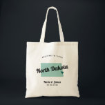 Tote Bag N'Importe Quel Mariage de bienvenue Color North Da<br><div class="desc">Un sac cadeau de bienvenue mariage pour les visiteurs de l'extérieur de la ville à votre mariage, avec l'image du Dakota du Nord. Vous pouvez modifier les couleurs pour n'importe quelle partie de ce design, ainsi que déplacer le coeur à l'emplacement de votre mariage. Pour modifier les couleurs, cliquez sur...</div>
