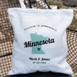 Tote Bag N'Importe Quelle Couleur Minnesota Map Mariage Wel<br><div class="desc">Sac cadeau de bienvenue mariage week-end pour les invités hors de la ville à votre mariage, avec l'image du Minnesota. Vous pouvez modifier les couleurs pour n'importe quelle partie de ce design, ainsi que déplacer le coeur à l'emplacement de votre mariage. Pour modifier les couleurs, cliquez sur personnaliser, puis sur...</div>