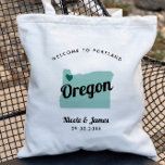 Tote Bag N'Importe Quelle Couleur Oregon Carte Mariage Welc<br><div class="desc">Un sac cadeau de bienvenue mariage pour les clients extérieurs à la ville à votre mariage, avec l'image de l'Oregon. Vous pouvez modifier les couleurs pour n'importe quelle partie de ce design, ainsi que déplacer le coeur à l'emplacement de votre mariage. Pour modifier les couleurs, cliquez sur personnaliser, puis sur...</div>