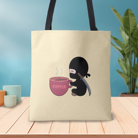 Tote Bag Ninja minuscule avec une grande tasse de café sur
