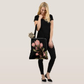 Tote Bag Noir avec des fleurs roses (Sur le modèle)