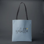 Tote Bag Nom de demoiselle d'honneur personnalisé<br><div class="desc">Un sac bleu poussiéreux moderne chic avec un nom de script noir et un cœur doré qui est parfait pour une demande de demoiselle d'honneur. Vos demoiselles d'honneur peuvent remplir leur fourre-tout avec l'essentiel pour les voyages en soirée Bachelorette,  ou avec l'essentiel à apporter le matin du mariage.</div>
