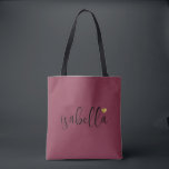 Tote Bag Nom de demoiselle d'honneur personnalisé Bourgogne<br><div class="desc">Un sac bourgogne moderne chic avec un nom de script noir et un cœur doré qui est parfait pour une demande de demoiselle d'honneur. Vos demoiselles d'honneur peuvent remplir leur fourre-tout avec l'essentiel pour les voyages en enterrement de vie de jeune fille, ou avec l'essentiel à apporter le matin du...</div>