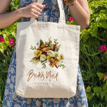 Tote Bag Nom de la femme de ménage du bouquet botanique d'a<br><div class="desc">Un cadeau de sac fourre-tout rustique moderne avec automne d'automne d'or orangé rouillé et des fleurs de crème d'ivoire avec feuilles séchés et feuillage et un script de typographie chic et fantaisiste. Personnalisez-le avec son nom sur le côté avant et avec les noms du couple mariage et la date sur...</div>