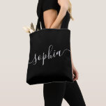 Tote Bag Nom de script noir personnalisé<br><div class="desc">Sac fourre-tout noir personnalisé et chic avec nom blanc personnalisé ou tout texte pour les cadeaux de demoiselle d'honneur, les fêtes de bachelorette, les faveurs d'anniversaire, et les filles voyage gardiens de voyage, et cadeau de graduation pour le magasin de chambre d'université et de dortoir mance. Parfait pour le sport...</div>