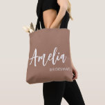 Tote Bag Nom de script personnalisé Mocha Bachelorette Part<br><div class="desc">Ce sac fourre-tout de femme de chambre personnalisée est un cadeau pratique et réfléchi qui ajoute une touche élégante et customisée à votre fête de mariée. Doté d'une tonalité neutre chaleureuse et d'un élégant lettrage blanc pour le nom, associé à une police sans serif propre et minimale pour le rôle,...</div>