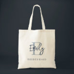 Tote Bag Nom du monogramme Première femme de ménage Dusty B<br><div class="desc">Nom du monogramme Original Script Bridesmaid Dusty Blue. Facile à personnaliser avec l'initiale et le nom pour les événements de la fête de mariage et les cadeaux.</div>