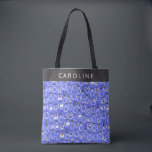 Tote Bag Nom personnalisé Halloween Purple Mad Scientist<br><div class="desc">Préparez-vous à Halloween avec ce sac fourre-tout personnalisé amusant et décalé, avec un motif Mad Scientist unique dans une teinte violette vibrante. Le design présente un ensemble d'icônes scientifiques ludiques comme des béchers, des flacons et des tubes d'essai, ajoutant une touche fantaisiste à la saison éffrayante. Votre nom est élégamment...</div>