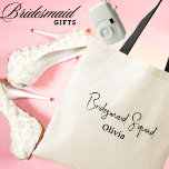 Tote Bag Nom personnalisé, Mariage de messagerie de script<br><div class="desc">Voici notre "Bridesmaid Squad" Sac fourre-tout personnalisé - un mélange parfait de style, de praticité et d'appréciation sincère. Conçu avec amour et élégance, ce sac fourre-tout moderne comprend "Bridesmaid Squad" dans une belle police de caractères et peut être personnalisé avec le nom de votre femme de chambre, ce qui en...</div>