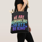 Tote Bag Nous Sommes L'Humanité Donc Soyons Un Arc En Ciel (De près)