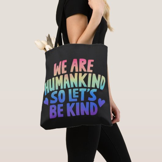Tote Bag Nous Sommes L'Humanité Donc Soyons Un Arc En Ciel (De près)