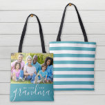 Tote Bag Nous t'aimons Mamie Photo personnalisée Cadeau de<br><div class="desc">Sacs fourre-tout réversibles recto-verso personnalisés avec vos photos et texte. Ajoutez une photo spéciale avec votre mère ou votre grand-mère pour la fête des mères. Le texte dit "Nous t'aimons grand-mère" ou customisez-le avec votre propre message. Le côté arrière a un motif à bandes chic ou utilisez l'espace pour des...</div>