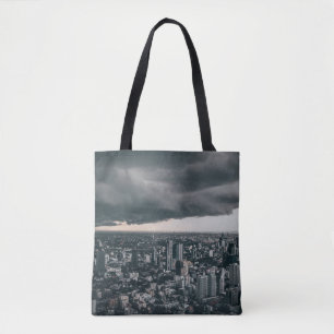 TOTE BAG NUAGE FONCÉ AU-DESSUS DES BÂTIMENTS DE LA VILLE