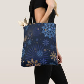Tote Bag Nuit d'hiver : Blue Snowflake Motif. (De près)