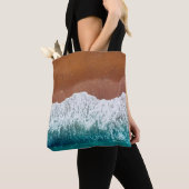 Tote Bag Ocean wave on a sandy beach, background  top view  (De près)