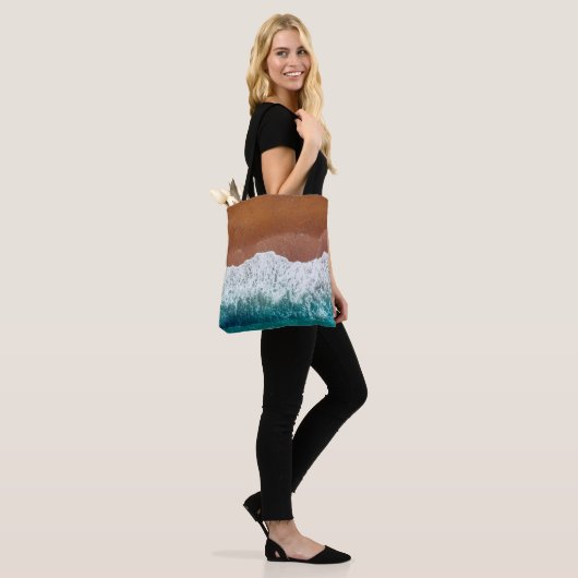 Tote Bag Ocean wave on a sandy beach, background  top view  (Sur le modèle)