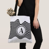 Tote Bag Op art avec lignes ondulées noir et blanc et lettr (De près)