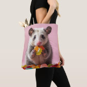 Tote Bag Opossum Manger Gummy Sweeties (De près)