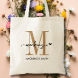 Tote Bag Or Noir Monogramme Initiale Script Nom Cœur<br><div class="desc">Voici le sac fourre-tout à monogramme initial et nom en écriture à cœur Black Gold, un accessoire chic et élégant parfait pour les mariages, les demoiselles d'honneur, la demoiselle d'honneur principale, ou même la mariée elle-même. Ce fourre-tout élégant présente une superbe palette de couleurs noir et or qui ajoute une...</div>