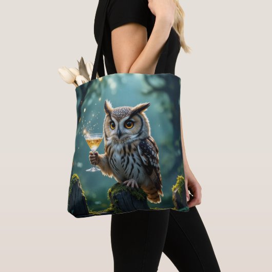 Tote Bag Owl Holding a Cocktail In a Mystical Forest (De près)