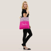 Tote Bag Paillettes argentées et monogramme rose chaud (Sur le modèle)