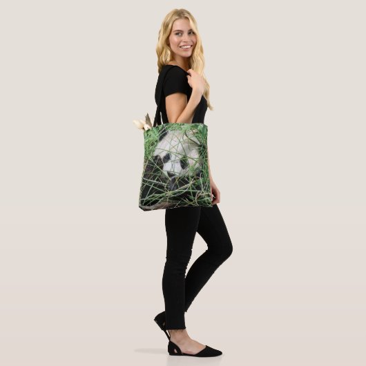 Tote Bag Panda Géant Se Cache Dans L'Herbe (Sur le modèle)