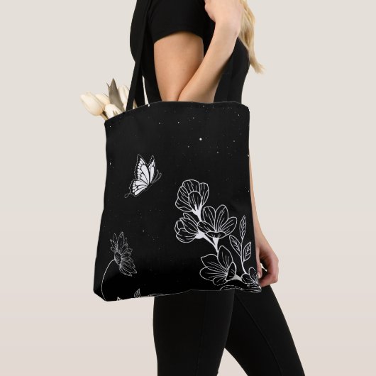 Tote Bag Papillon noir et blanc et fleurs à l'art nocturne (De près)