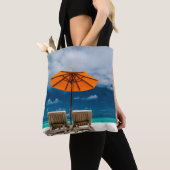 Tote Bag Parapluie de Sun sur la plage sablonneuse (De près)