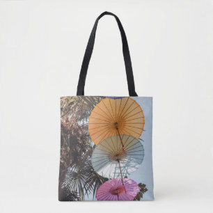 Tote Bag Parapluie rouge sur arbre vert