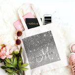 Tote Bag Parties scintillant gris moderne éclabousser Nom p<br><div class="desc">Présentant l'exquise Parties scintillant moderne gris avec produit Nom personnalisé, une combinaison étonnante de design contemporain et d'élégance personnalisée. Ce produit présente une toile de fond captivante dans une teinte moderne de gris, exubérant sophistication et style. La couleur sobre mais chic ouvre la voie à l'étincelle fascinante de la parties...</div>