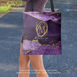 Tote Bag Parties scintillant Or Monogram Purple Agate éléga<br><div class="desc">Sac fourre-tout élégant, moderne et élégant personnalisé avec un monogramme décoratif ou initial en or avec un nom manuscrit tendance en blanc contre un agate violet chic et design en marbre avec parties scintillant en faux or et scintillant. Contactez le concepteur via Zazzle Conversation ou makeitaboutyoustore@gmail.com si vous souhaitez modifier...</div>