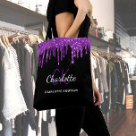Tote Bag Parties scintillant violet noir gouttes initiales<br><div class="desc">Un élégant arrière - plan noir. Décoré avec des gouttes de faux parties scintillant violet,  la peinture goutte à goutte. Personnalisez et ajoutez votre prénom,  vos initiales monographiques et votre nom complet. Le nom est écrit avec un script de style écrit à la main.</div>