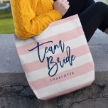 Tote Bag Pastel Coral Rose & Blanc Grilles Bleu Équipe Mari<br><div class="desc">Sac fourre-tout All-Over-Print avec les mots "Team Bride" en écriture tendance bleue contre un arrière - plan motif pastel corail rose et rayures blanches. Parfait pour les mariages pour les demoiselles d'honneur, la servante d'honneur et la fille aux fleurs. Pour d'autres couleurs et éléments correspondants, voir ici https://www.zazzle.com/collections/119250194970828530?rf=238364477188679314 Personnalisez-le en...</div>