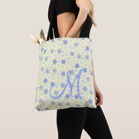 Tote Bag Pastel Yellow Snowflakes Moderne Élégant Monogramm (De près)