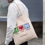 Tote Bag Peace Love Justice Avocat ou juge personnalisé<br><div class="desc">Je crois en la loi. Panneau de paix,  coeur rouge et échelles de justice. Un grand cadeau en monogramme pour une personne de la profession juridique,  un avocat,  un avocat,  un procureur ou un juge. Peace Love Justice avec votre texte personnalisé en dessous.</div>