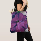 Tote Bag Peinture de fleurs pétunia violet par Georgia O'Ke (De près)