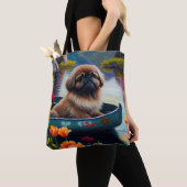 Tote Bag Pekingese sur une pagaie : une aventure Pittoresqu (De près)