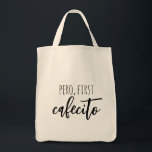 Tote Bag Pero First Cafecito Drôle Citation de café espagno<br><div class="desc">Une citation amusante pour les hispanophones (et l'espagnol) et les amateurs de cafés partout ! Si vous avez un choix de mots plus amusant,  n'hésitez pas à changer le design pour le rendre unique ! Les deux lignes peuvent être modifiées. Amusez-vous bien !</div>
