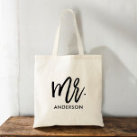 Tote Bag Personnalisé<br><div class="desc">Donnez-lui son propre sac fourre-tout personnalisé avec une grande typographie fantaisiste "M." et son nom de famille. Un fourre-tout correspondant est également disponible pour la Mme. Ils font de grands cadeaux pour les jeunes mariés,  les membres de la famille,  les collègues,  les enseignants,  les amis et plus encore.</div>