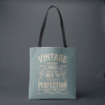 Tote Bag Personnalisé vintage 75e anniversaire whiskey thèm<br><div class="desc">Faites de votre anniversaire un cadeau spécial grâce à ce design unique. Ajoutez une touche d'élégance sophistiquée à votre fête d'anniversaire avec nos designs uniques et exquis. Ces graphismes apportent sophistication et originalité à tout produit, créant un cadeau mémorable et élégant. Ils sont parfaits pour ceux qui apprécient une touche...</div>