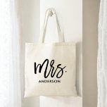 Tote Bag Personnalisée<br><div class="desc">Donnez-lui son propre sac fourre-tout personnalisé avec une grande typographie fantaisiste "Mme" et son nom de famille. Un fourre-tout correspondant est également disponible pour le Mr. Ils font de grands cadeaux pour les membres de la famille,  les collègues,  les enseignants,  les amis et plus encore.</div>