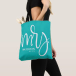 Tote Bag Personnalisée Mme ESTABLISHED - Blanc sur Turquois<br><div class="desc">Présentation de notre Blanc sur Turquoise "Mrs." Sac fourre-tout - un cadeau étonnant et réfléchi qui deviendra certainement son nouvel accessoire préféré. Conçu avec la femme moderne à l'esprit, ce fourre-tout allie style, fonctionnalité et touche personnelle, ce qui en fait un cadeau parfait pour les jeunes mariés, les anniversaires, ou...</div>