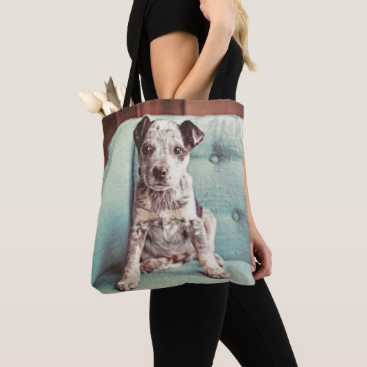 Tote Bag Petit chiot mignon sur la chaise turquoise (De près)