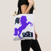 Tote Bag Petite soeur Pony pourpre (De près)