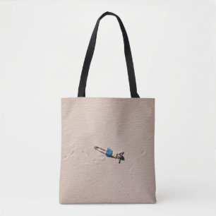Tote Bag Photo aérienne de l'homme allongé sur le sable