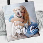 Tote Bag Photo de l'Amoureux des chiens Empreinte de patte<br><div class="desc">AMOUR ! Célébrez votre meilleur ami avec un sac fourre-tout photo de chien unique et personnalisé. Surprenez votre amoureux des chiens préféré, que ce soit un anniversaire, la fête des mères, la fête des valentins, ou Noël avec ce mignon sac fourre-tout de chien photo d'amour. Cet Amour avec empreinte de...</div>