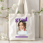 Tote Bag Photo Graduation Party Élégant Script moderne<br><div class="desc">Photo Graduation Party Élégant Sac fourre-tout de script moderne avec votre photo préférée avec le simple texte violet "Grad (année)" et votre nom et les détails de graduation personnalisée sur le devant. Idéal pour les grands comme cadeau de remise de diplômes ou décoration de fête de remise de diplômes. Créé...</div>