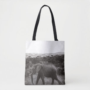 TOTE BAG PHOTO GRAYSCALE DE L'ÉLÉPHANT GRIS PRÈS DES ARBRES